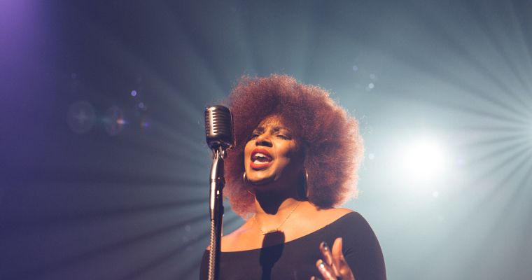 Amelia Barbar serenades audiences with ‘Peaches’ performance at 2022 Grammys